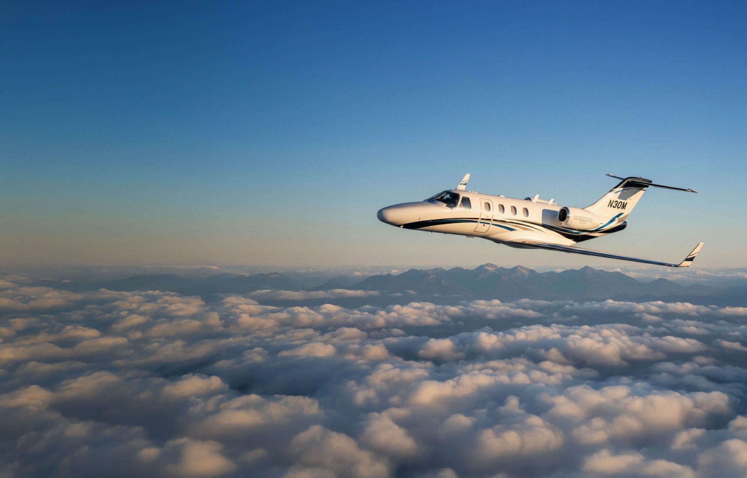 Entry-Level-Privatjet im Flug über den Wolken