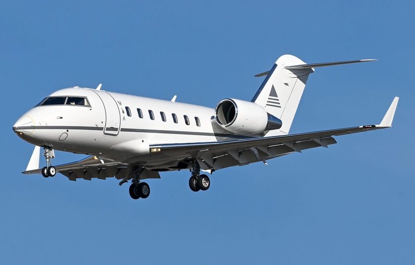 Privatjet Bombardier Challenger 650 im Endanflug mit ausgefahrenem Fahrwerk