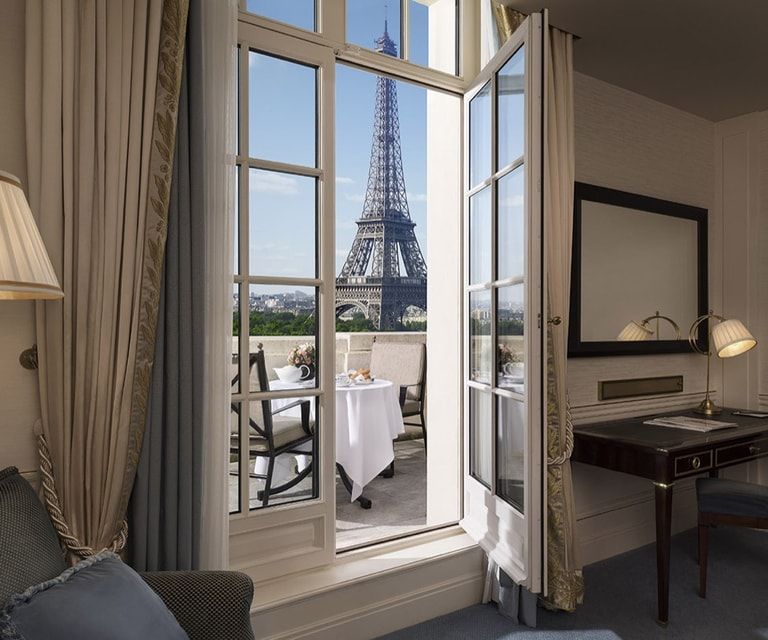 Luxuriöse Hotelsuite mit Blick auf den Eiffelturm