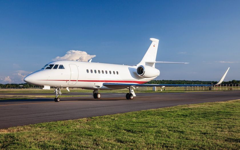Privatjet Dassault Falcon 2000LXS beim Rollen auf der Startbahn