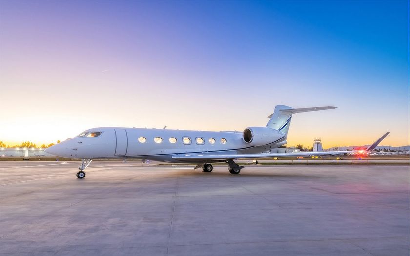 Jet privé Gulfstream G500 sur un tarmac au coucher du soleil
