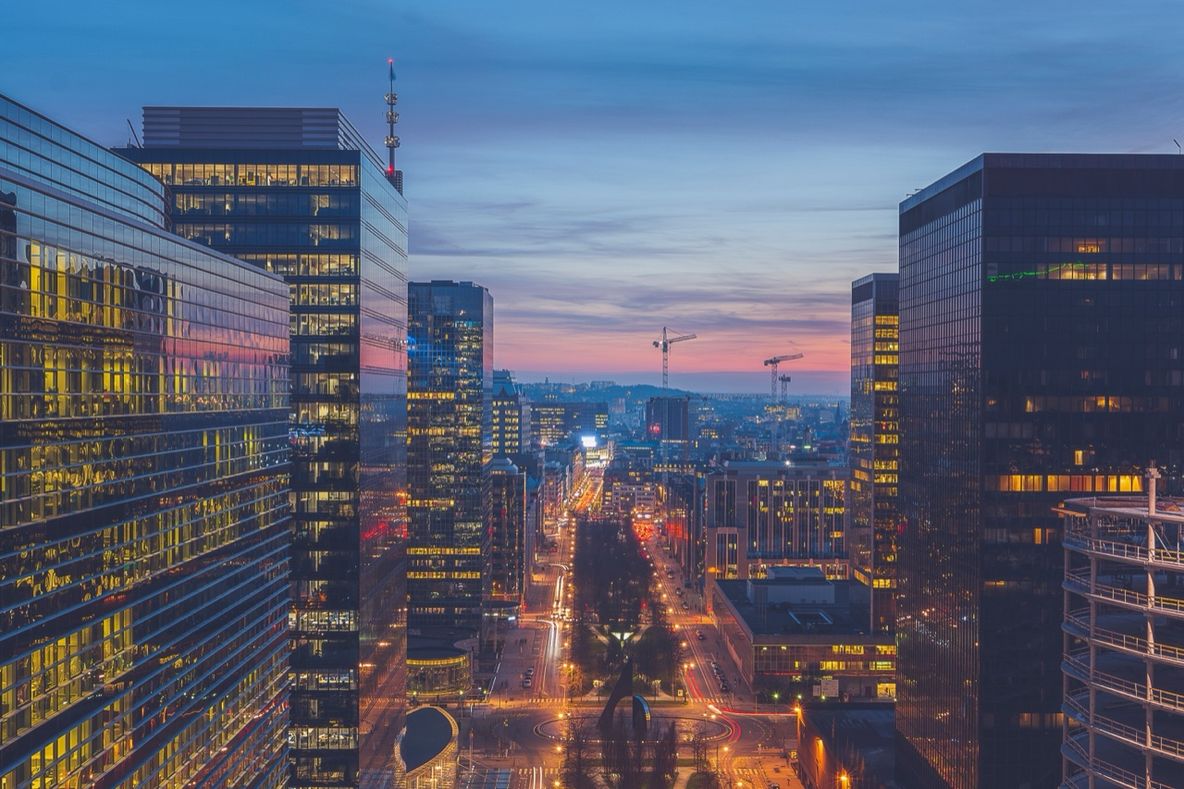 Le quartier des affaires de Bruxelles au crépuscule, tours de bureaux illuminées