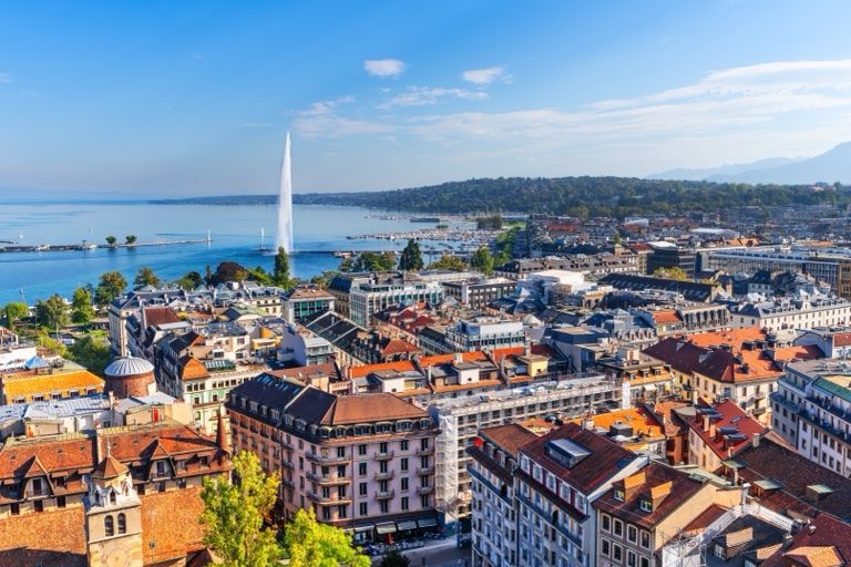 Vue aérienne de Genève avec le Jet d'Eau sur le lac Léman